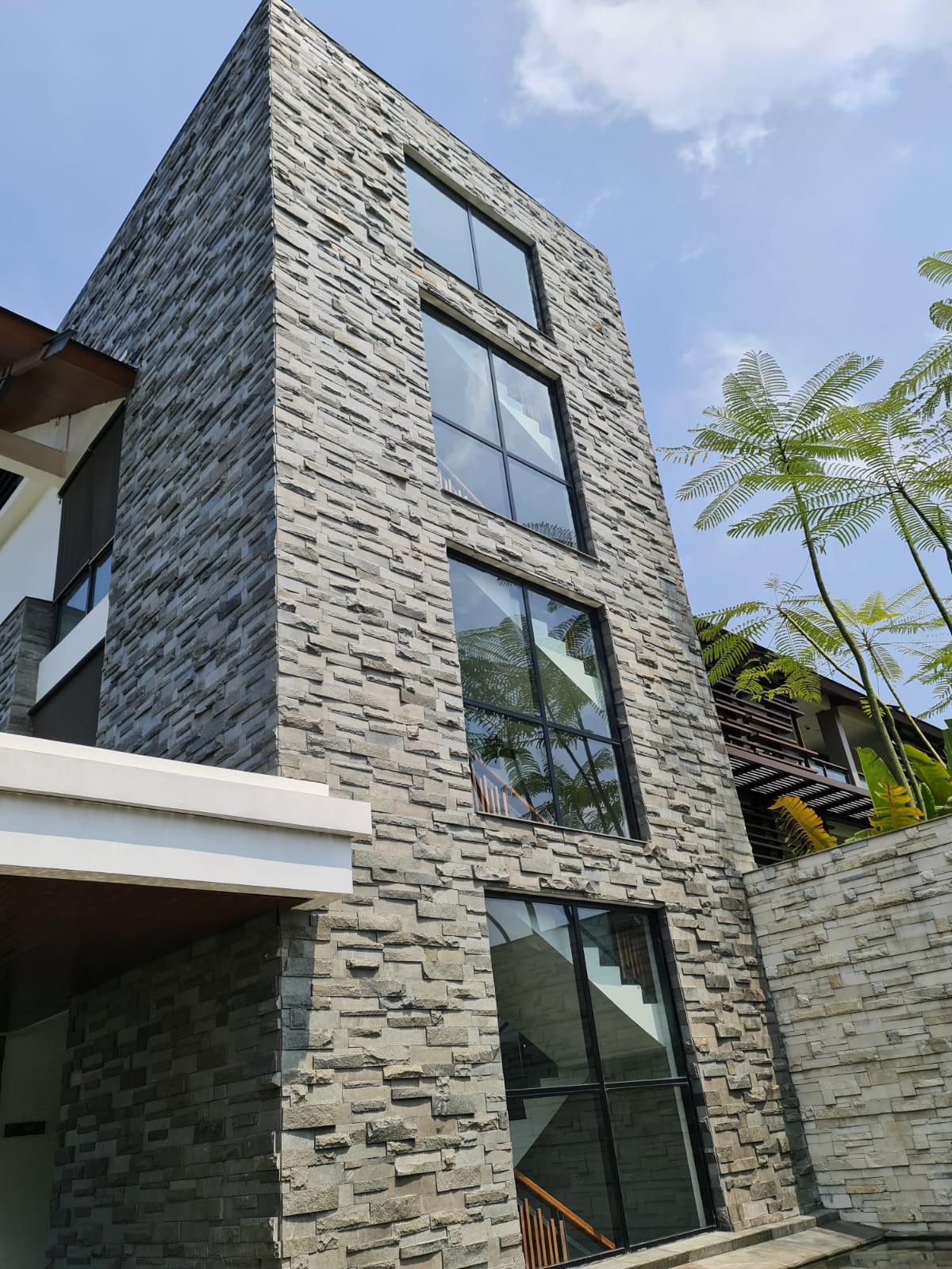 Basalt cladding on a stone facade